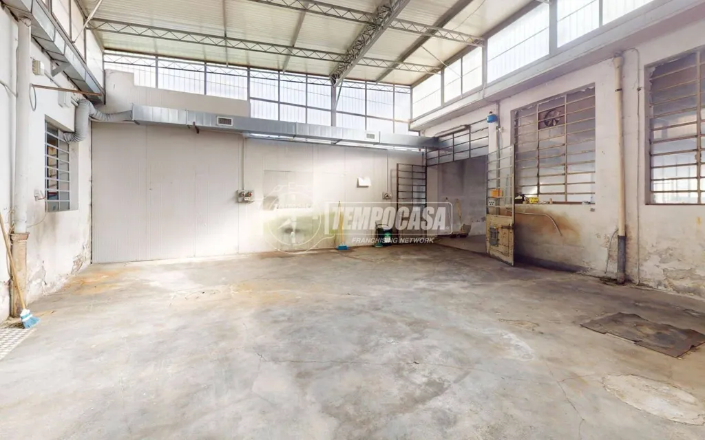 Garaaž - Warehouse with Development Potential in Turin