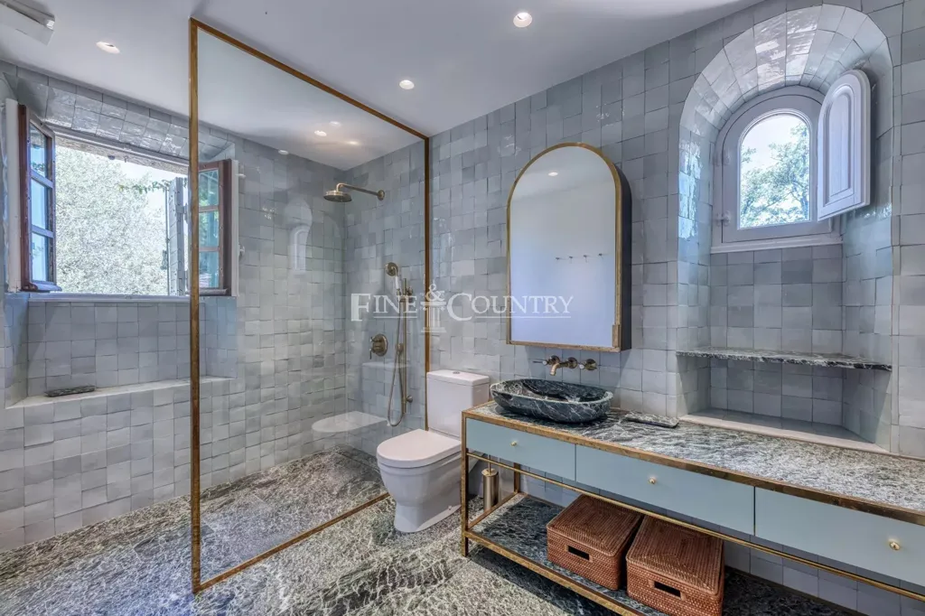 Salles de bain - Villa avec vue panoramique près de Cabris