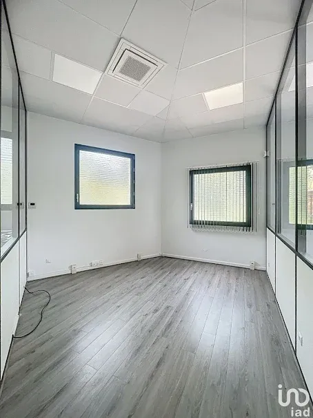 Kabinet - Office Space with Terrace in Limonest