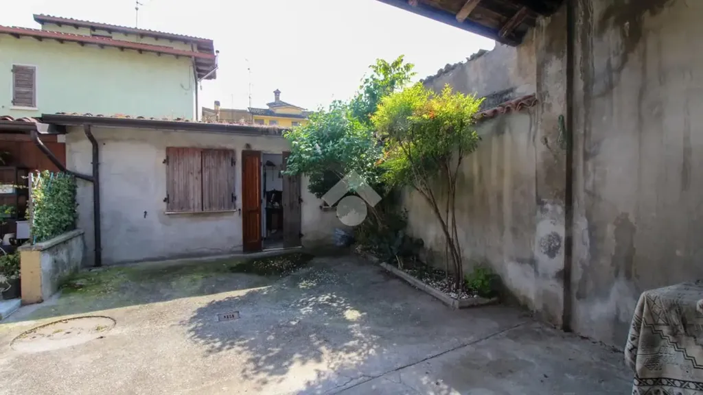 Aed - Rustic Property with Courtyard in Ghedi