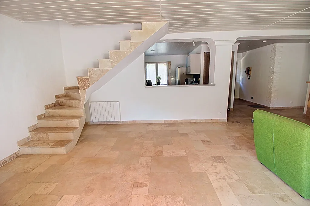 Séjour - Maison avec Piscine et Potentiel d'Agrandissement à Salernes
