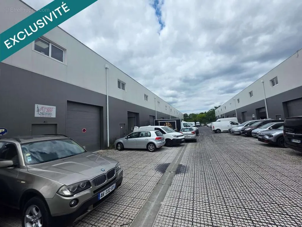 Esterno - Commercial Space with Parking in Brie-Comte-Robert