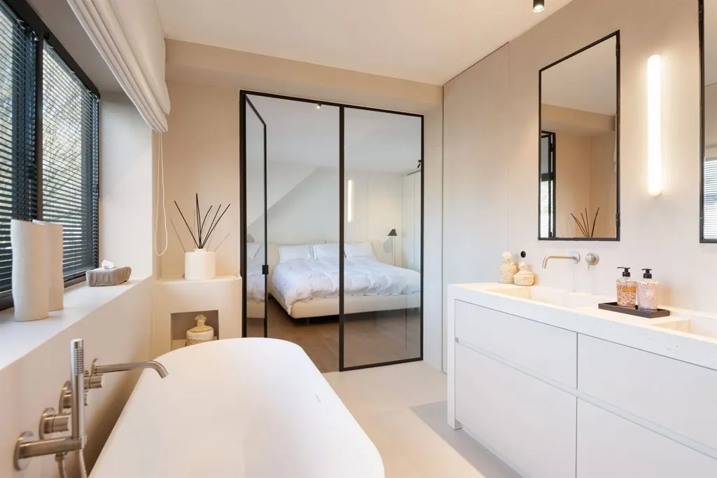 Salles de bain - Villa rénovée avec poolhouse à top location