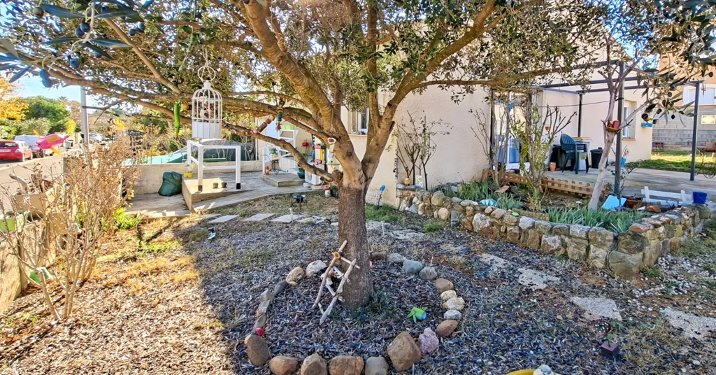 Jardin - Villa de Plain-Pied avec Garage à Maraussan