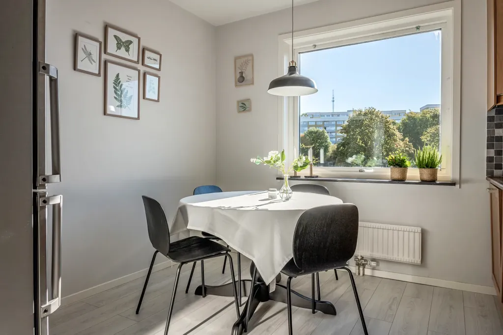 Sala da pranzo - Modern Two-Bedroom Flat with Large Windows in Majorna