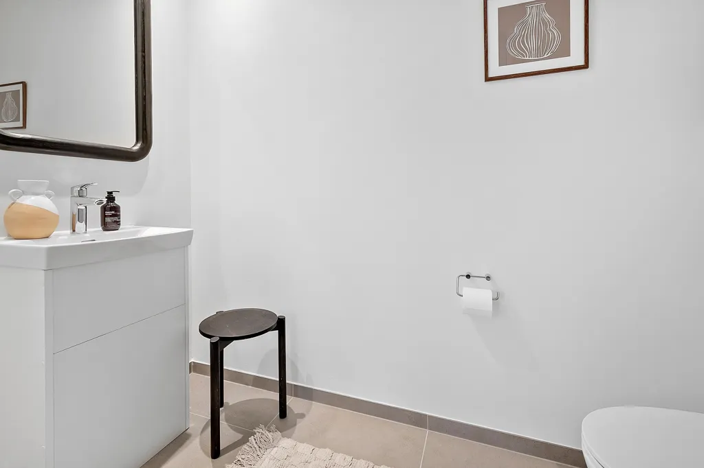 Salles de bain - New 5-Bedroom Terraced House in Haslev