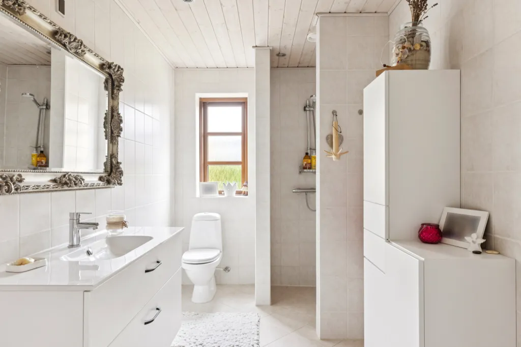 Bathrooms - Villa with Garden in Øster Vedsted