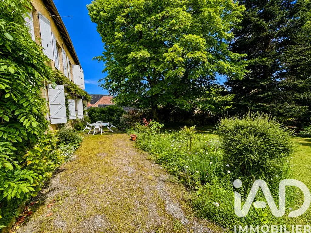 Aed - Historic Property with Garden in Neuvic