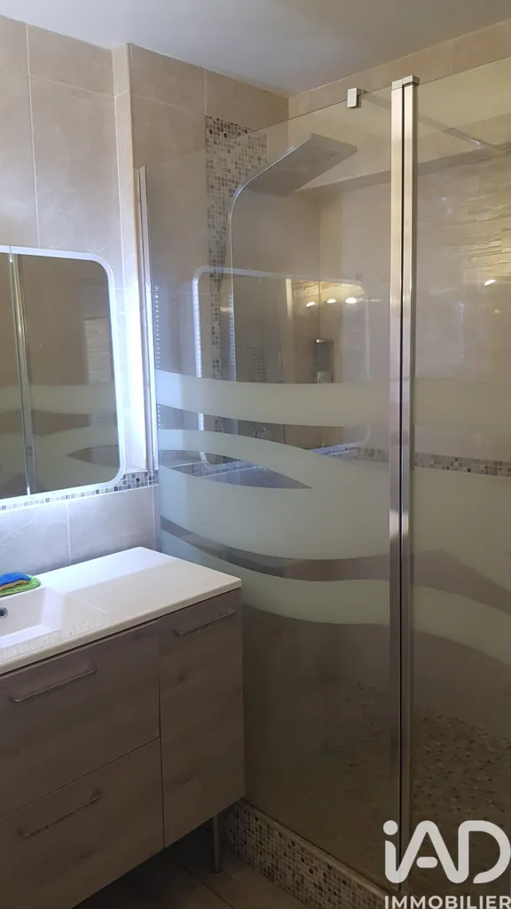 Bathrooms - Apartment with Waterfront View in Paris 19th