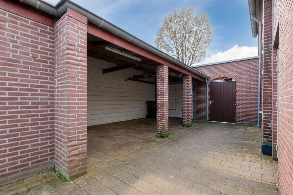 Garage - 5-room house in Cuijk