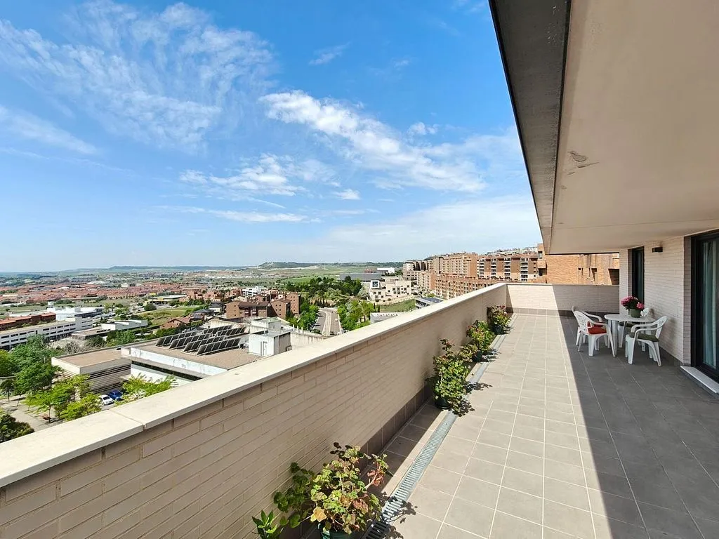 Balcon - Modern Apartment with Pool in Parquesol