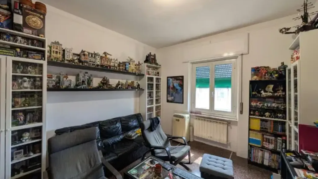 Bureau - Bright 2-Bedroom Apartment with Balcony in Genoa