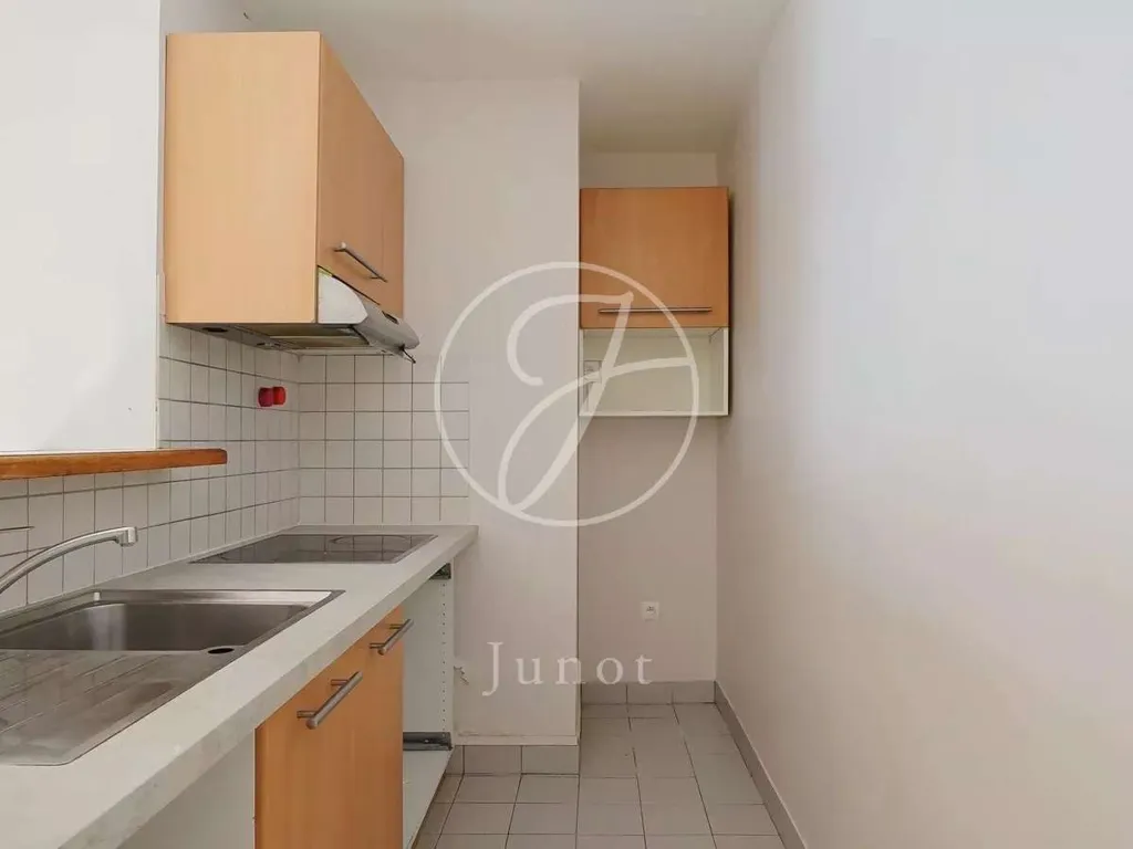 Kitchen - 4-Piece Apartment with Courtyard View in Paris 75011