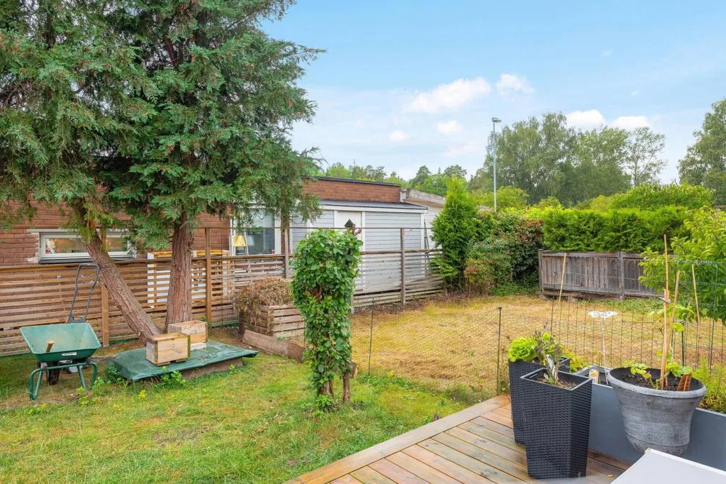 Aed - Renovated Two-Bedroom Flat with Garden in Järfälla