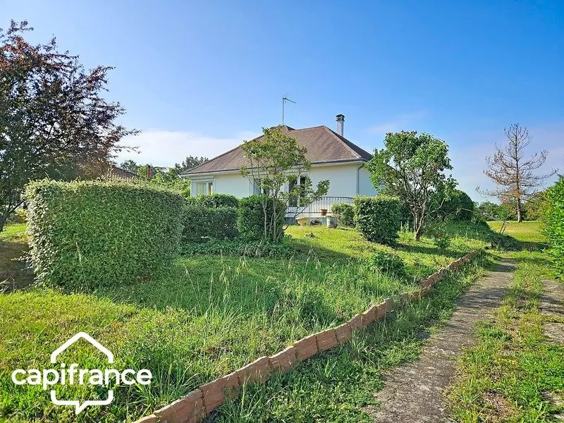 Jardin - Maison avec Grand Terrain près du Centre-ville à Thouars