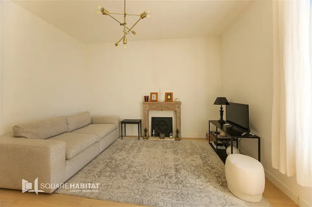 Séjour - Appartement Rénové avec Hauteurs sous Plafond à Les Sables-d'Olonne