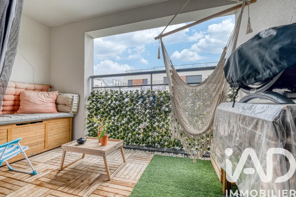 Rõdu - Bright 3-Bed Flat with Loggia in Thiais