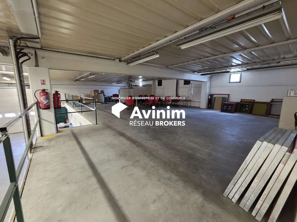 Garage - Industrial Unit with Reserve Land in Seynod