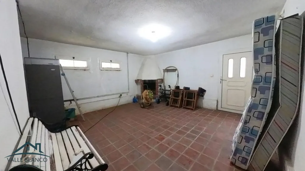 Garaaž - House with Fruit Garden in Valle de Valdelucio