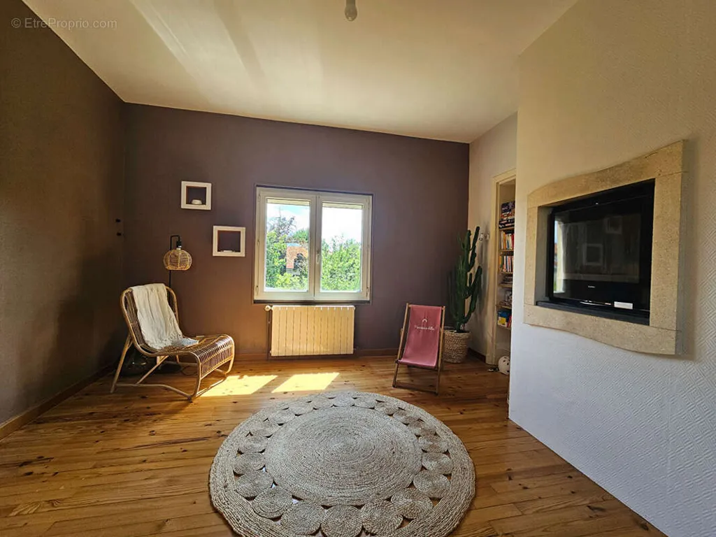 Salón - 8-Piece House with Pool in Les Martres-de-Veyre