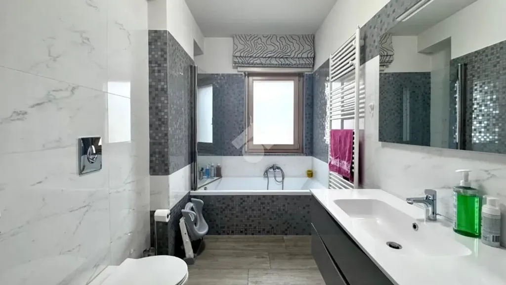 Salles de bain - Panoramic Penthouse with Terrace in Commenda, Rende