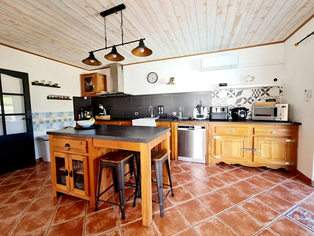 Kitchen - Renovated House with Pool in Quiet Cul-de-sac