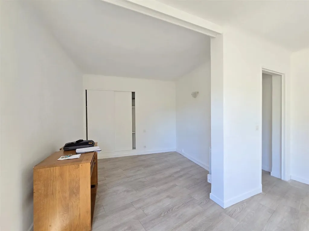 Pièces - Studio Rénové avec Vue Mer à Saint-Raphaël