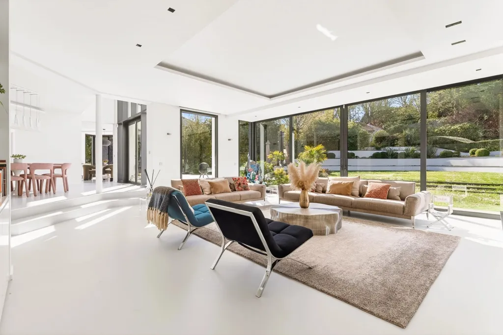 Séjour - Propriété Architecturale avec Piscine à Garches