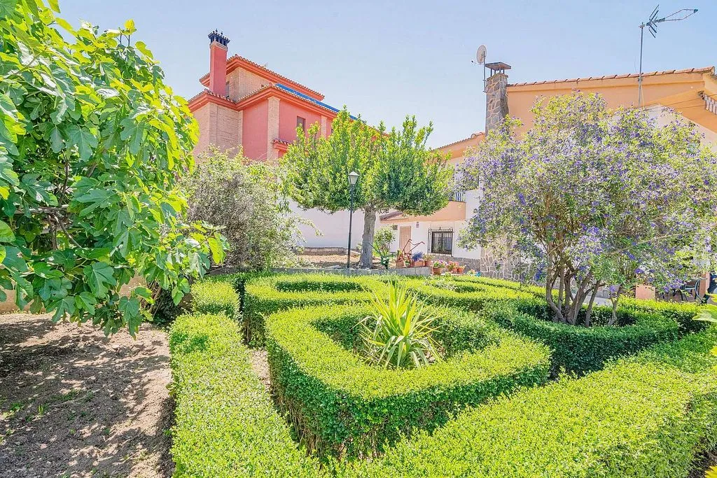 Aed - Chalet with Pool and Garden in Cajar