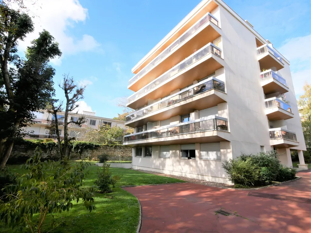 Jardin - Appartement Meublé avec Ascenseur à Garches