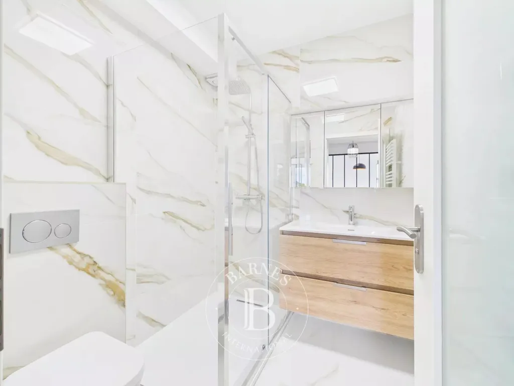 Salles de bain - Appartement 1 Chambre avec Vue Dégagée à Kirchberg