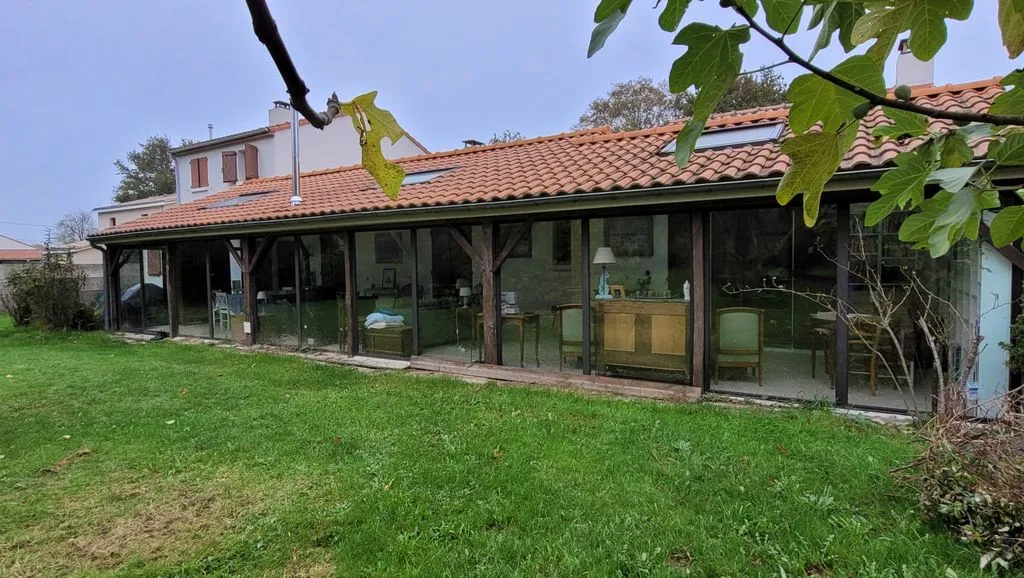 Jardin - Maison Luxueuse avec Véranda à Château-Thébaud
