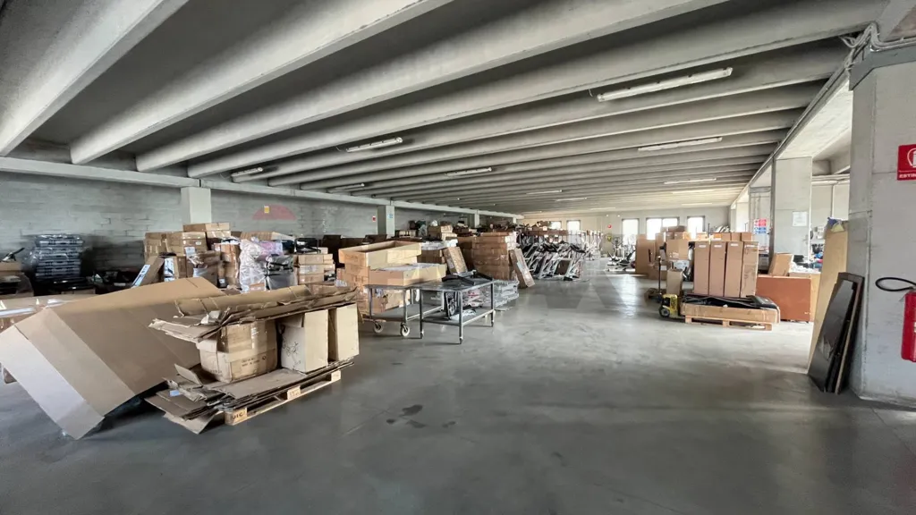 Garaaž - Industrial Warehouse with Multiple Units near Lissone