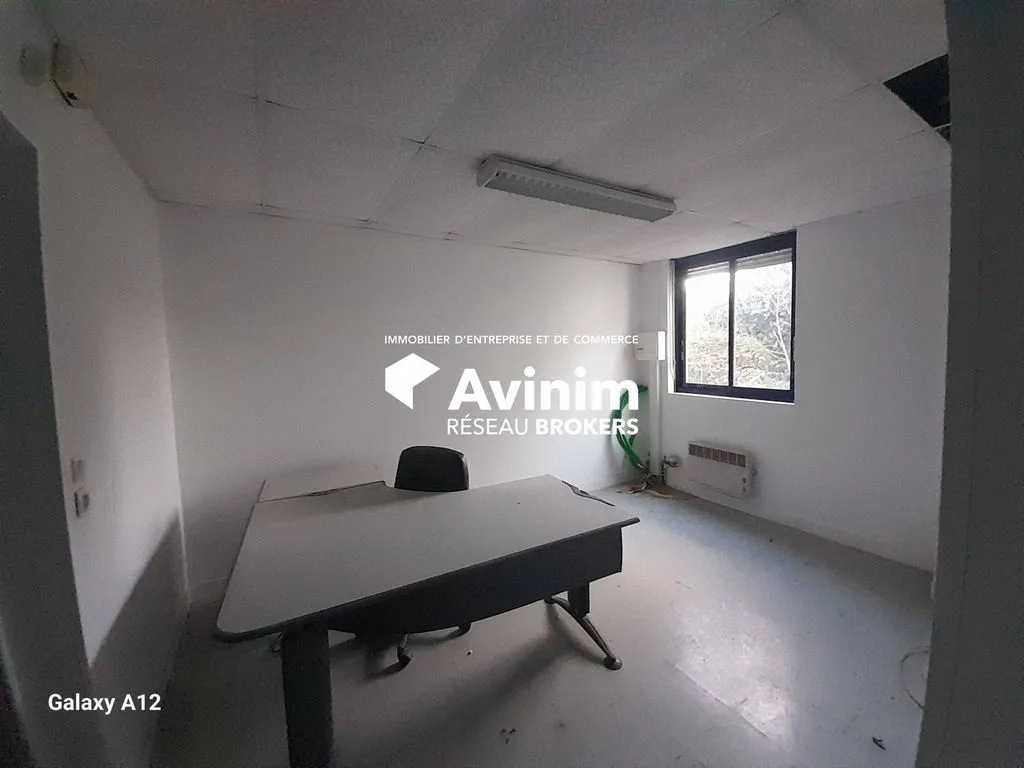 Kabinet - Commercial Offices with Parking in Ormes