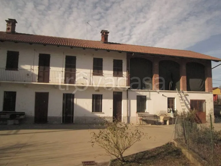 House with Garden and Courtyard in Moretta