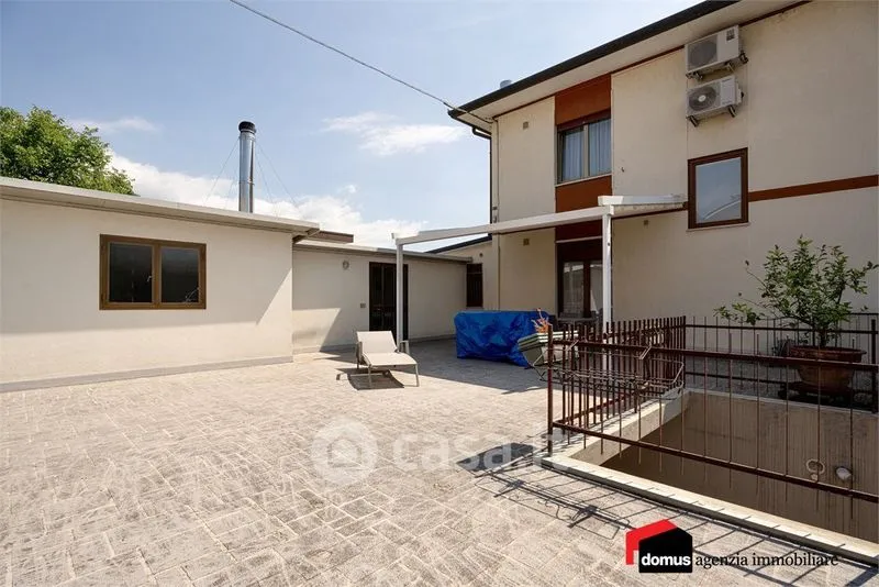 Terrace - Bifamiliar House with Garden in Zanè