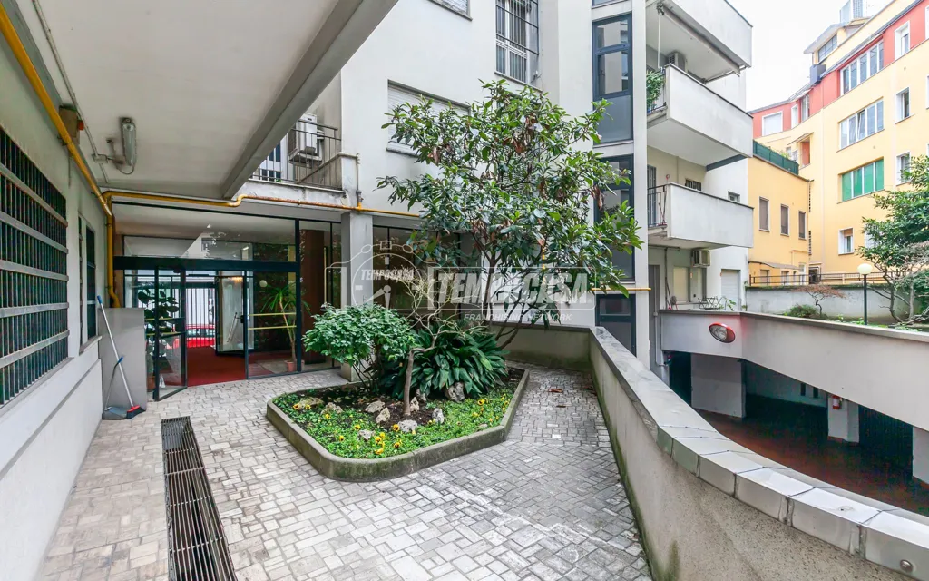 Jardin - Trilocale with Balcony in Milan's Isola
