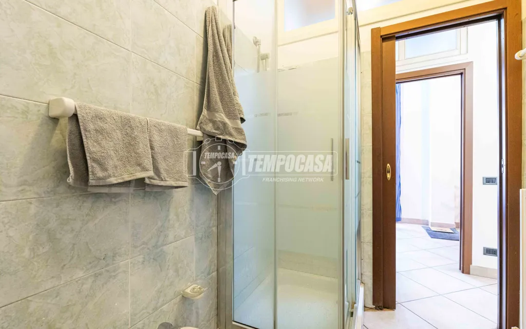 Bagni - Bright Trilocale with Loggia in Bosisio Parini