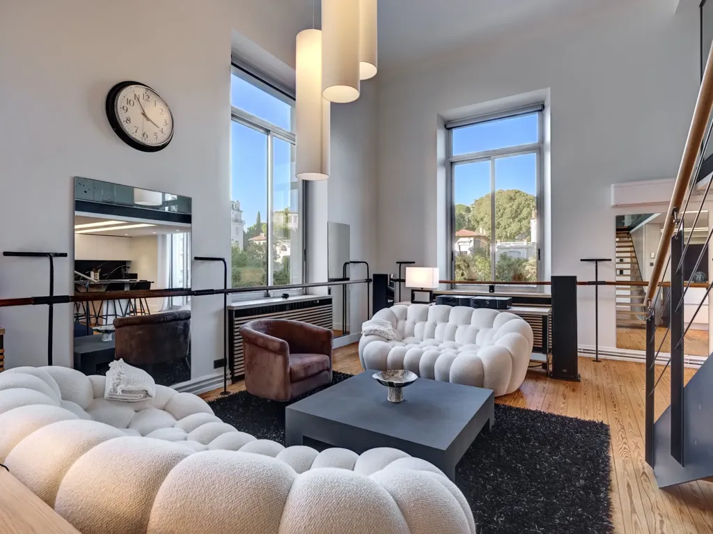 Séjour - Loft Rénové avec Vue sur l'Eau à Cannes Montfleury