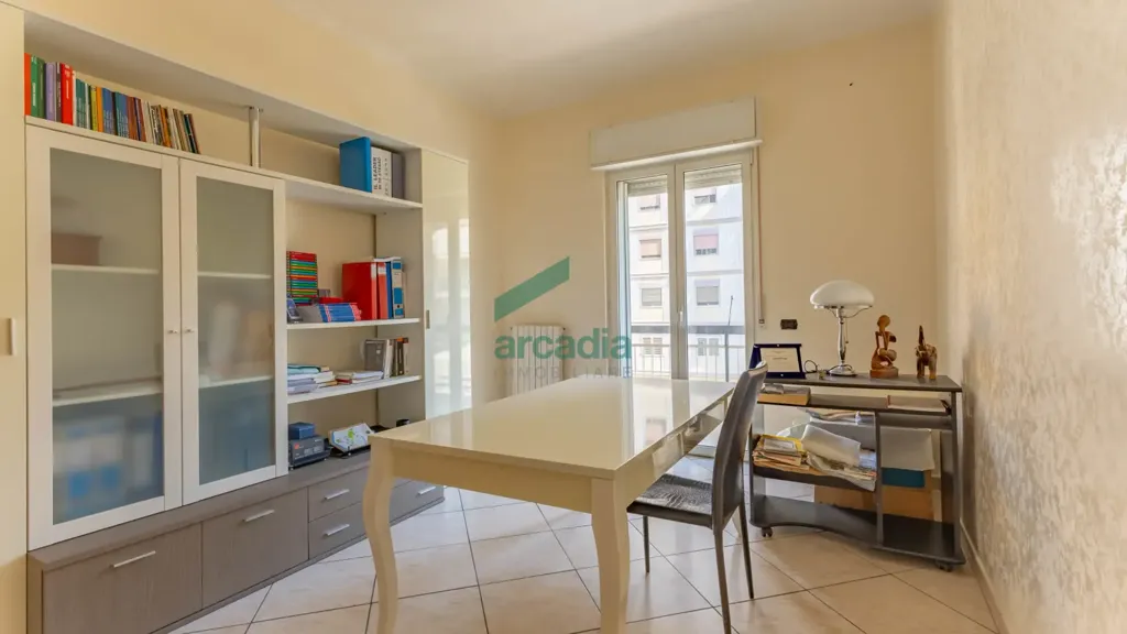 Bureau - 4-Bedroom Apartment with Balcony in Bari