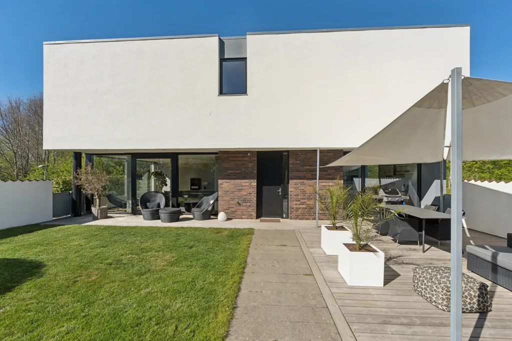 Terrasse - Villa with Garden and Forest View in Trekroner