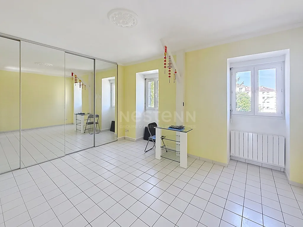Toad - 2-Bedroom Apartment with Private Parking in Lamorlaye