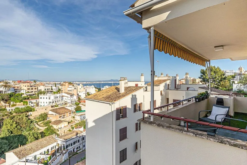 Rõdu - Renovated Apartment with Balcony in La Bonanova