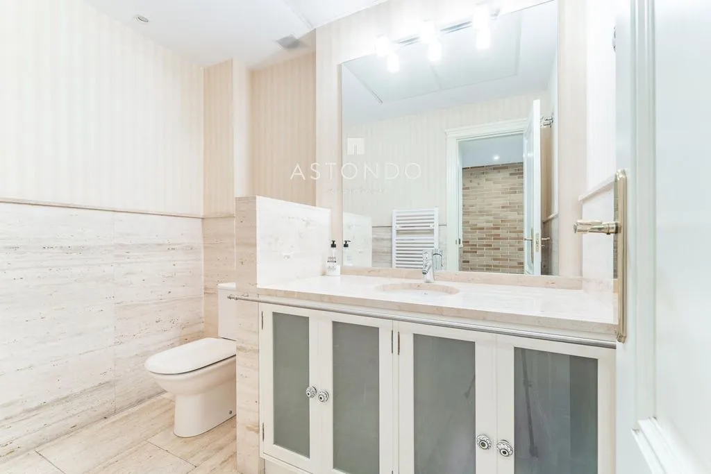 Salles de bain - Luxury Townhouse with Pool in Madrid