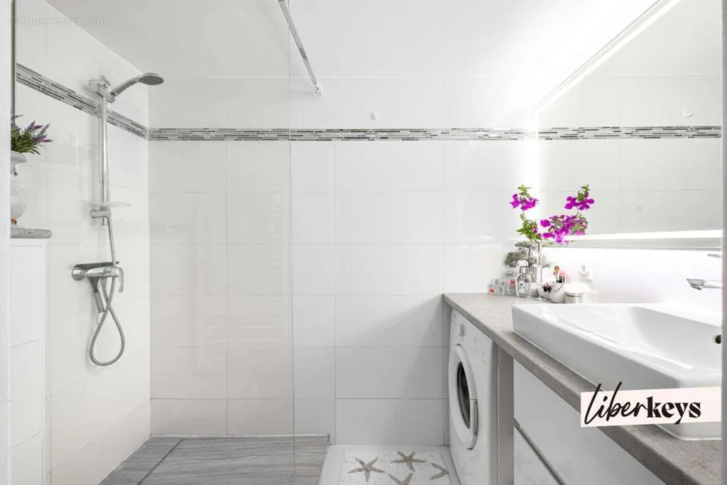 Vannitoad - Duplex Apartment with Balcony in Issambres