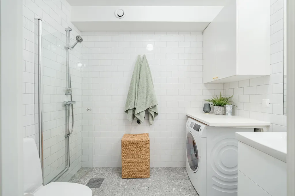 Salles de bain - Modern Ground-Floor Flat with Patio in Salabacke