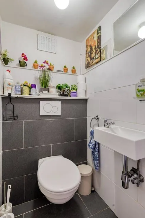 Bathrooms - Apartment with Canal View in Antwerp