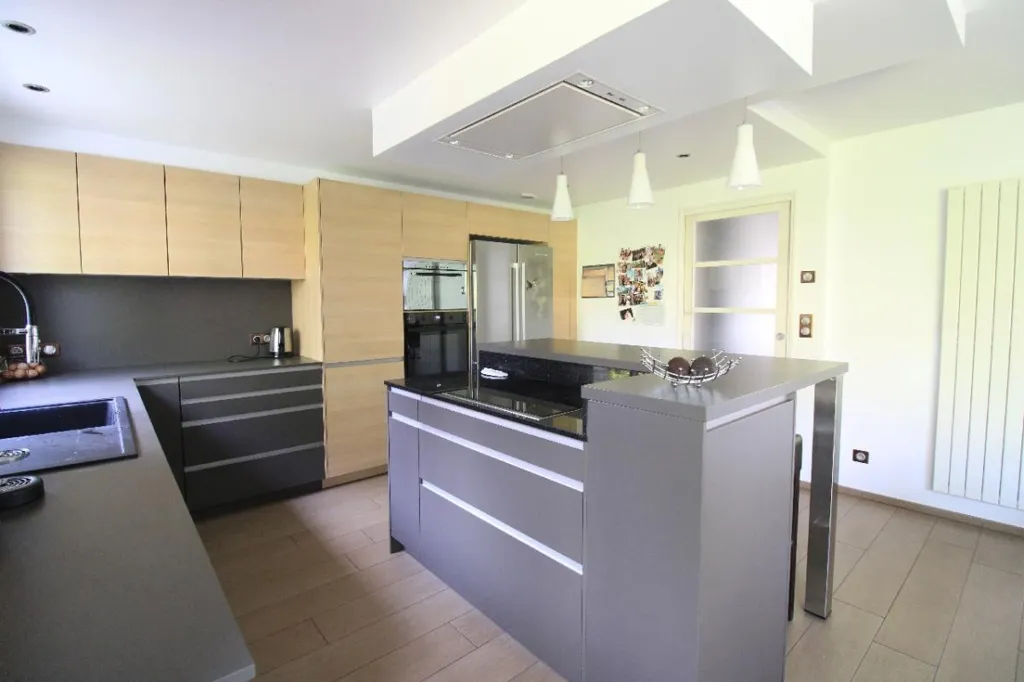 Kitchen - Traditional House with Garden in Montgeron