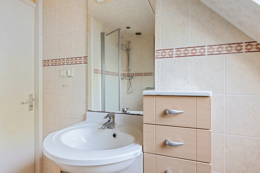 Bathrooms - Spacious Semi-detached House with Garden in Ie