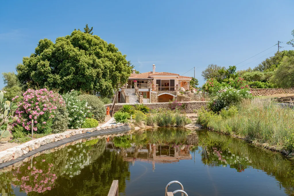 Bassein - Villa with Lake and Nature in Sardinia